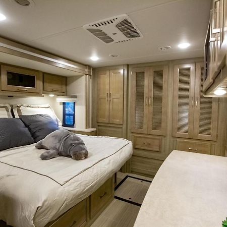 River Safaris, Stationary Class A Motorcoach, Old Homosassa Bagian luar foto