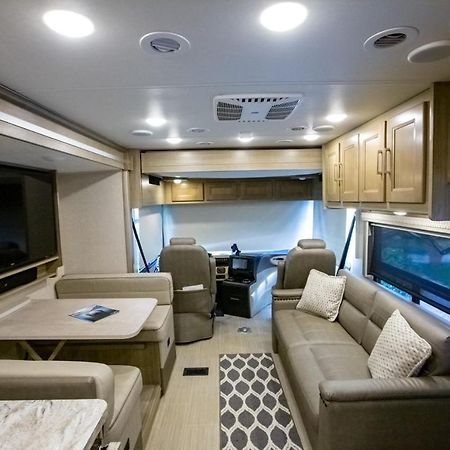 River Safaris, Stationary Class A Motorcoach, Old Homosassa Bagian luar foto