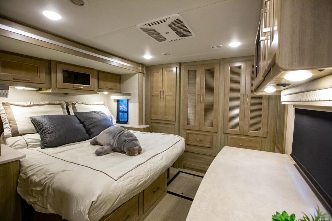 River Safaris, Stationary Class A Motorcoach, Old Homosassa Bagian luar foto