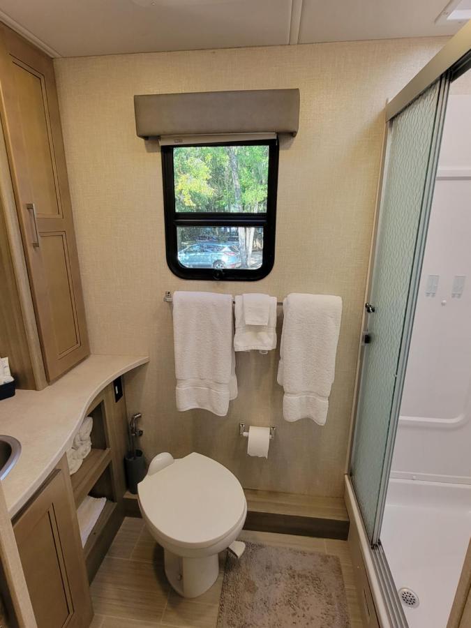 River Safaris, Stationary Class A Motorcoach, Old Homosassa Bagian luar foto