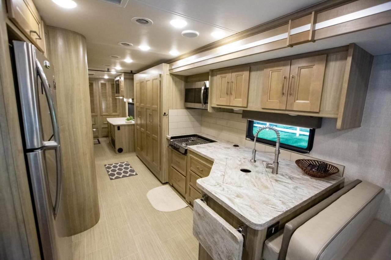 River Safaris, Stationary Class A Motorcoach, Old Homosassa Bagian luar foto