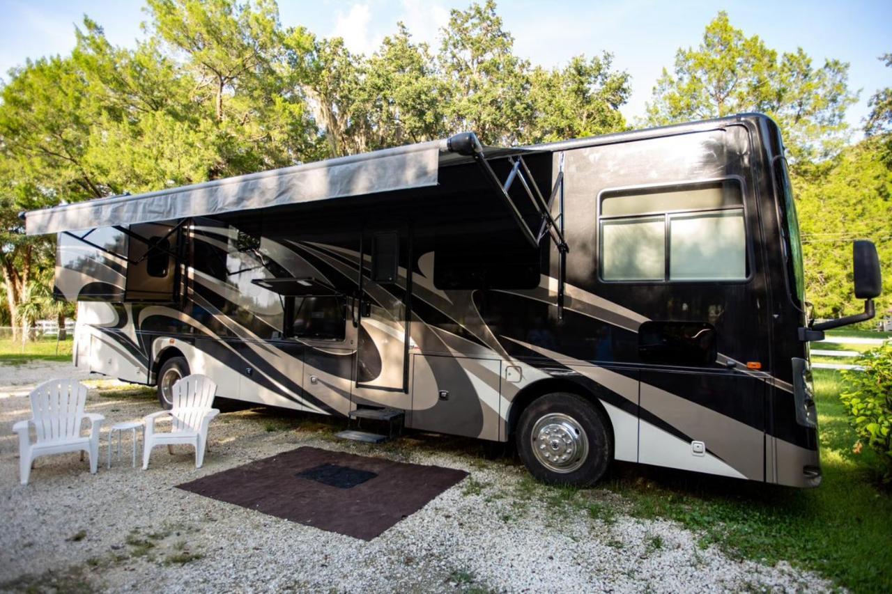 River Safaris, Stationary Class A Motorcoach, Old Homosassa Bagian luar foto