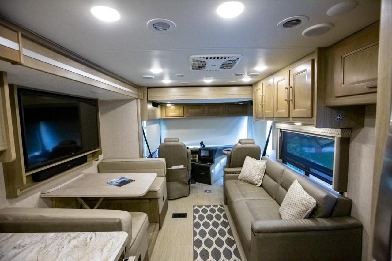River Safaris, Stationary Class A Motorcoach, Old Homosassa Bagian luar foto