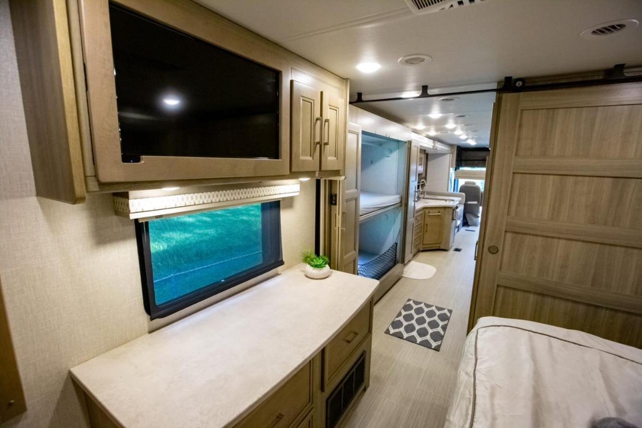 River Safaris, Stationary Class A Motorcoach, Old Homosassa Bagian luar foto
