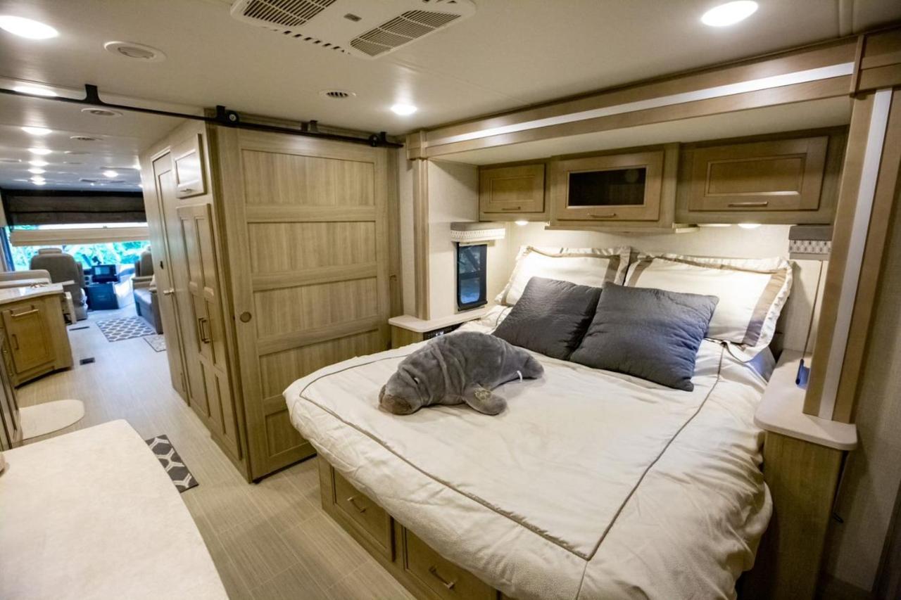 River Safaris, Stationary Class A Motorcoach, Old Homosassa Bagian luar foto