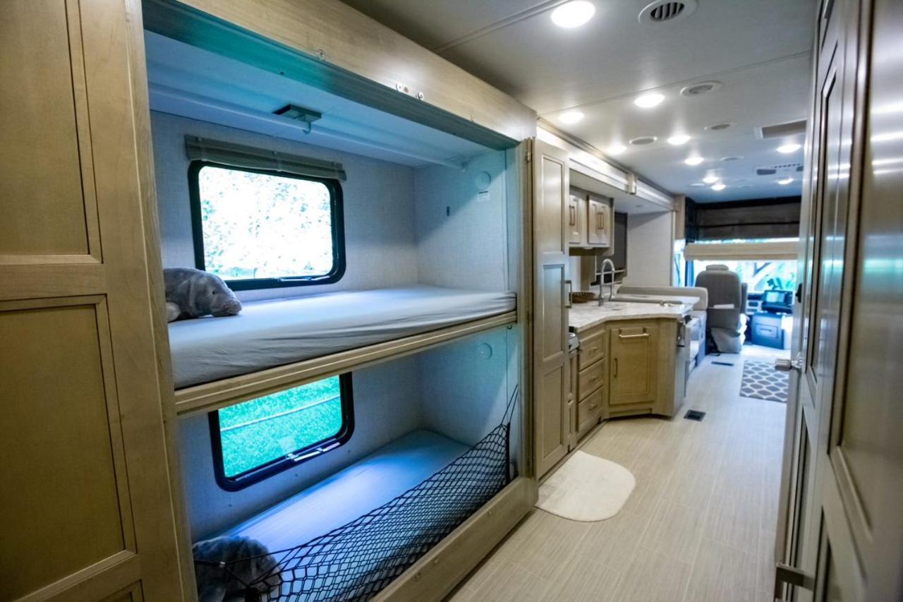 River Safaris, Stationary Class A Motorcoach, Old Homosassa Bagian luar foto