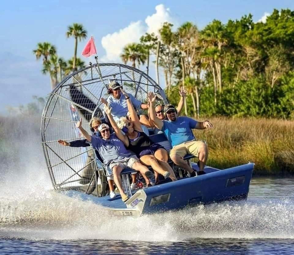 River Safaris, Stationary Class A Motorcoach, Old Homosassa Bagian luar foto